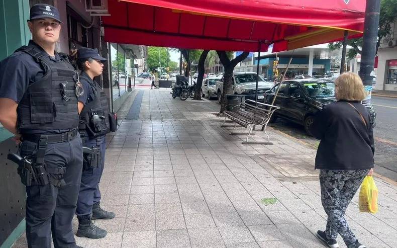Refuerzan zonas comerciales con 40 nuevos policĂas en la calle