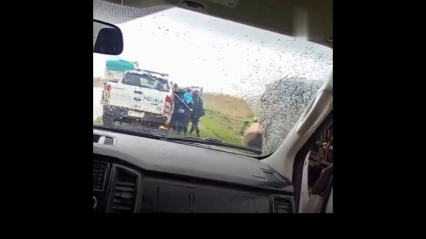 Filmaron a policías guardándose bebidas de un camión que volcó en la Ruta 188