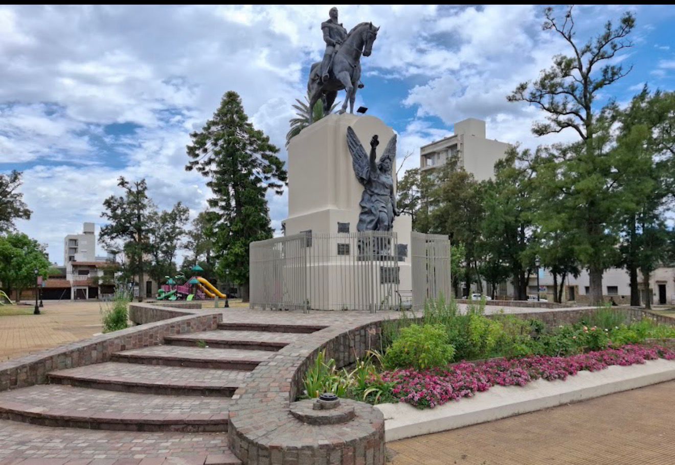 Vecinos recolectan firmas contra la apertura de la Plaza 25: “No queremos autos en el medio del espacio verde”