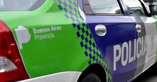 Violencia a la salida de una escuela: apedrearon a una docente, la hirieron y la amenazaron