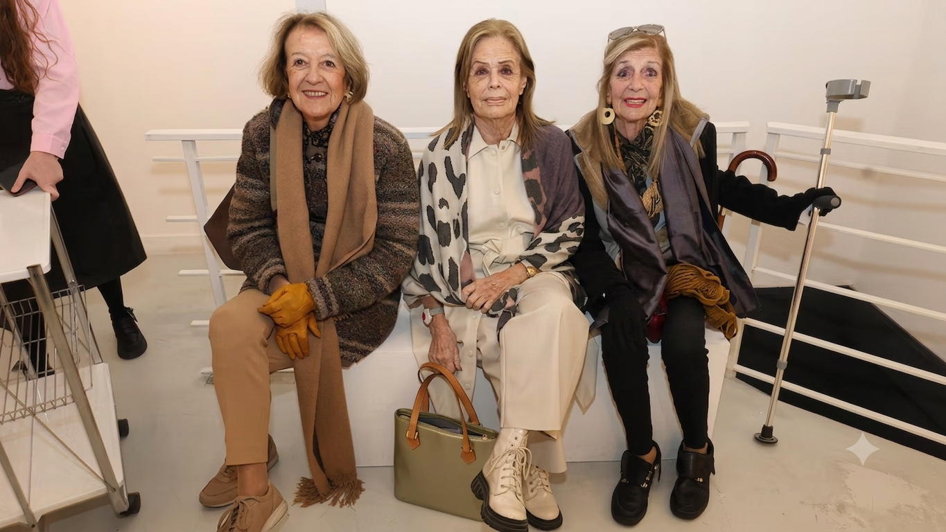 La madre de la Reina Máxima recorrió la muestra de Jacinta Grondona con sus amigas
