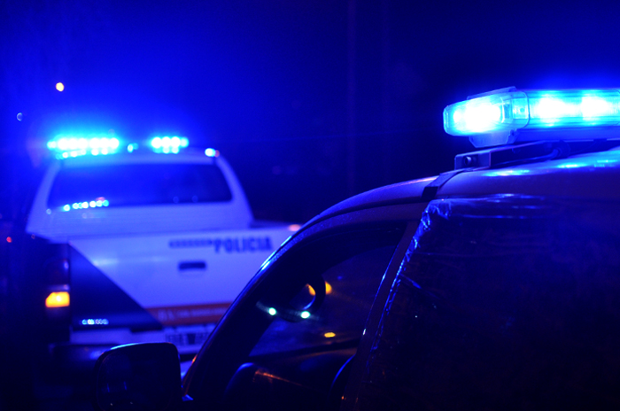 Encontró a un ladrón dentro de su casa y le ordenó que se encerrara en el baño para robarle