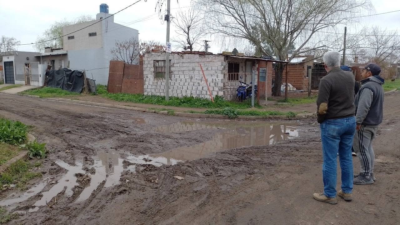 Abandono municipal en Barrio Kennedy: calles intransitables y vecinos atrapados por el agua
