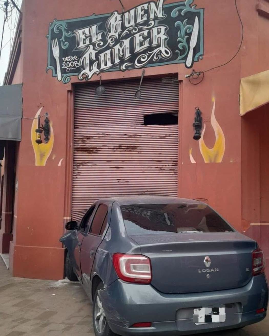 Impactante choque: un auto terminó incrustado contra un comercio