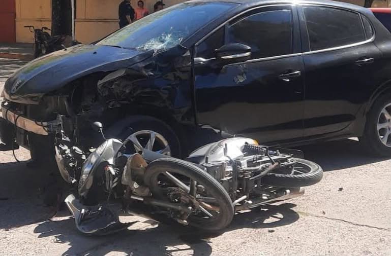 Una menor de 14 años manejaba un auto y chocó contra una moto: otra adolescente sufrió graves lesiones