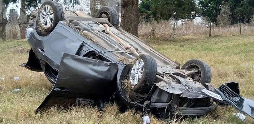 accidente-auto-volcado-banquina-minjpg