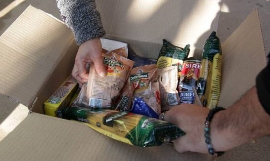 Por qué se redujo la cantidad de alimentos que se entregan mensualmente a las familias en las escuelas