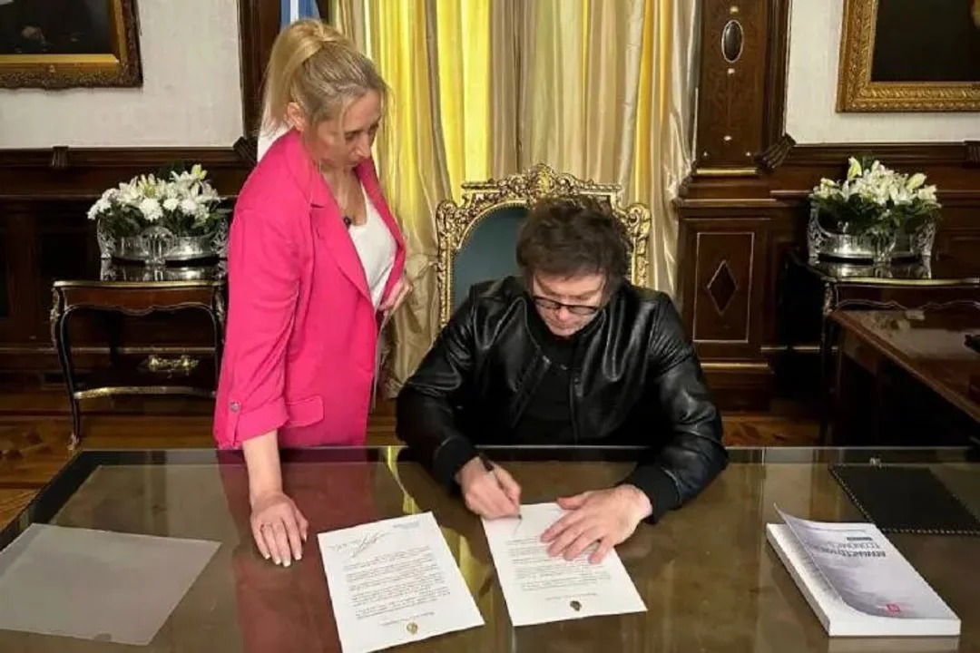 milei-firmajpg